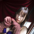 東雲うみ、思わず目を奪われる豊満バストがチラリ！刺激感たっぷりのグラビアで魅せる 画像