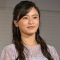 小島瑠璃子、オフショルコーデで相撲朝稽古を見学 甚平姿の息子との写真公開「強い子に育ってね」 画像