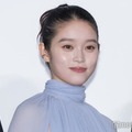 高石あかり、ミニスカから色白美脚披露「綺麗」「着こなしかっこいい」 画像