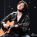 ギターを演奏する京本大我／「Once」公開ゲネプロより（C）モデルプレス