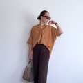 サラッと快適なのに秋らしい。今の季節に万能な【ユニクロ】ストレートパンツ【40代の毎日コーデ】 画像