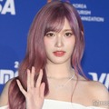 IVEイソ、ミニ丈キャミワンピで美スタイル際立つ 街中ショットに「絵になる」「憧れ」の声 画像