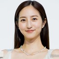 堀田茜、ほっそり二の腕披露のブルードレス着こなし 3種類のゴールドが華やか【TASAKI HAUTE PARFUMERIE EVENT】 画像