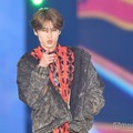 DXTEEN大久保波留、指ハート＆指差しにファン悶絶 個性派シャツがおしゃれ【ガルアワ2025AW】 画像