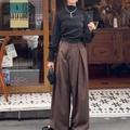 程よい光沢感が絶妙！１点投入でコーデがキマる「プリーツトップス」のリラクシーな装い【40代の毎日コーデ】 画像