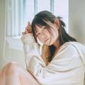 声優・小日向美香、ほっそり美太ももが眩しいお座りSHOT披露！念願の1st写真集でアニメの聖地を巡る