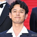 「ザ・ロイヤルファミリー」妻夫木聡ら、山王家“新たな仲間”とのオフショットに「カップルだったなんて」「結婚式みたい」反響続々 画像
