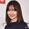 小嶋陽菜、美脚際立つショーパン姿披露「スタイル最強」「絵になる」と反響 画像