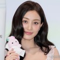 TWICEジヒョ、脚線美際立つ肌見せブラックコーデが話題「大人っぽくて見惚れる」「目が離せない」 画像