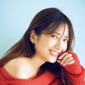 元日テレアナの笹崎里菜、赤ニットから肩がチラリ！ピラティスで鍛えた美ボディを披露