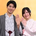 結婚会見に登場した辻本達規、松井珠理奈（C）モデルプレス