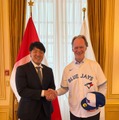 岡本和真選手、イアン・マッケイ駐日カナダ大使（提供写真）