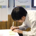 自分の意見を付箋に書く子供たち