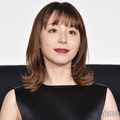 平野綾、ミニスカユニフォーム姿の始球式オフショット公開「笑顔が可愛すぎる」「スタイル抜群」と反響 画像