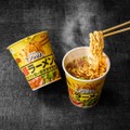 セブン、とみ田監修カップ麺登場 ガーリック練り込み麺×濃厚豚骨醤油スープのガッツリ系 画像