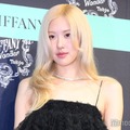BLACKPINKロゼ、ベアトップミニドレスで美脚＆美デコルテ披露「オーラ別格」「美の化身」と反響 画像