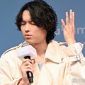 「ずっとパーマの話でごめんなさい」と謝罪する松村北斗（C）モデルプレス