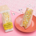 セブン、チョコスプレー×なめらかホイップの「よくばりサンド」新登場 カラフルな断面がインパクト大 画像