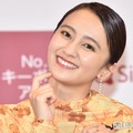 第1子出産発表の岡田結実、赤ちゃんとの2ショット初公開「お母さんの顔になってる」「お洋服も可愛い」と反響 画像