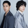 モデルプレスのインタビューに応じた柳楽優弥、松村北斗（C）モデルプレス