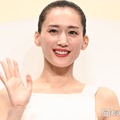 綾瀬はるか、美デコルテ輝くブラックドレス姿披露に「透明感がすごすぎて眩しい」「女神」と反響 画像