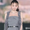 川口ゆりな、ガルアワ舞台裏ショットで美脚スラリのミニスカ姿「異次元の脚の長さ」「お洒落すぎる」と反響 画像