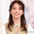 元櫻坂46小林由依、美脚際立つ膝丈スカートコーデに反響「膝下真っ直ぐで綺麗すぎる」「清楚で大人っぽい雰囲気が素敵」 画像