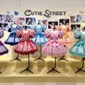 なぜアイドル衣装は“ファッションアーカイブ”になったのか　KAWAII LAB.衣装展にFRUITS ZIPPER、CANDY TUNEら154着が集結