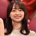 影山優佳、ワンピースから圧巻美脚輝く「スタイル抜群」「顔ほんのり赤くて可愛い」と反響 画像