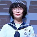 新しい学校のリーダーズ・SUZUKA、メガネを外したステージショットに絶賛の声相次ぐ「オーラ凄すぎて2度見」「美人すぎる」 画像