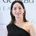 真飛聖「パンチくんからの〜」ディズニー満喫ショット公開「どの角度でも絵になる」「カジュアルなスタイルも素敵」と反響 画像