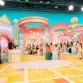 （左から）“恋愛対策術”をジャッジされた三四郎の⼩宮浩信・相⽥周⼆、MCのみなみかわ、恋愛経験豊富な美女たち（提供写真）