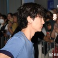 安達祐人、原宿に颯爽と現れる シンプルTシャツ姿で魅力全開 画像