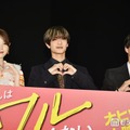 高橋恭平と岩瀬洋志が小顔なことに気を遣い、隣に並ぶのに顔を「プスプス」して頑張る高橋ひかる（C）モデルプレス