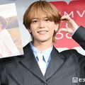 ハートポーズをリクエストされた中島颯太（C）モデルプレス