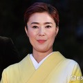 寺島しのぶ、幼少期の父との写真公開 母からの微笑ましいエピソードも明かす「柔らかい表情で素敵」「お宝写真」 画像