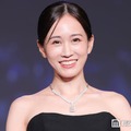 前田敦子、美背中＆デコルテ際立つドレスにジュエリー輝く 7歳息子とは微笑ましいやり取り【第37回 日本ジュエリーベストドレッサー賞】 画像