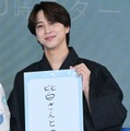 貝をさばく道具を持っているため皆とのキャンプ打ち上げで皆の分をさばいてとリクエストされた寺西拓人（C）モデルプレス