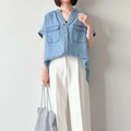夏にデニムシャツを楽しむなら……柔らかで涼しい素材と白パンツで体型カバーも叶えるクリーンな着こなし【40代の毎日コーデ】 画像