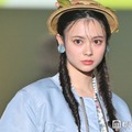 “顔面重要文化財”AKB48センター伊藤百花、ショーパン×透けニーハイコーデで美脚スラリ「絵になる美しさ」「スタイル良くて憧れる」と反響 画像