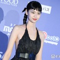 「イカゲーム」出演美女、ショート丈トップスでウエストちらり「スタイルの良さが異次元」「完璧スタイル」と反響 画像