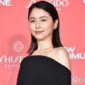 長澤まさみ、美背中ざっくり白ドレスショット公開「見返り美人」「まるで女神」と反響 画像