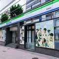 VIBYがファミマとコラボ、日本武道館近くで店舗ラッピング＆限定ブロマイドを全国展開 画像