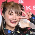 安斉かれん、愛犬とのリラックスショットに反響「スッピン？」「肌綺麗すぎ」 画像