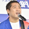 3児の父・はなわ「可愛すぎてたくさん買っちゃう」妻＆孫の姿公開「親子に見える」「一生懸命歩いてるのが可愛すぎる」 画像