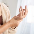 「最近、指に違和感が…」みるみる悪化し、包丁を取り落とすほどに。手指痛と向き合った女性がたどった数々の治療法とは【100人の更年期・2026年お盆ベストセレクション】 画像