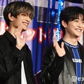 どちらが笑顔で手を振れるか張り合う（？）W高橋（高橋恭平＆高橋文哉）（C）モデルプレス