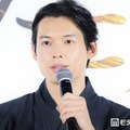 SixTONES松村北斗、喧嘩した“相手”明かす「僕の言い草を真似するようになってきて」【白鳥とコウモリ】 画像