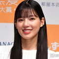 石井杏奈、美背中輝くウエディングドレス姿披露「美しさに目を奪われた」「透明感すごい」と絶賛の声 画像