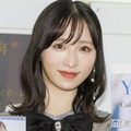 AKB48小栗有以、美脚際立つミニスカ衣装ショット公開「脚長すぎて二度見」「完璧なスタイル」と反響 画像